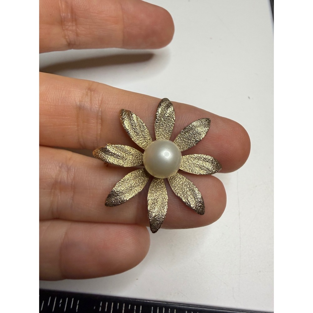 Vintage Gold Tone Faux Pearl Textured Flower Daisy Brooch Pin
